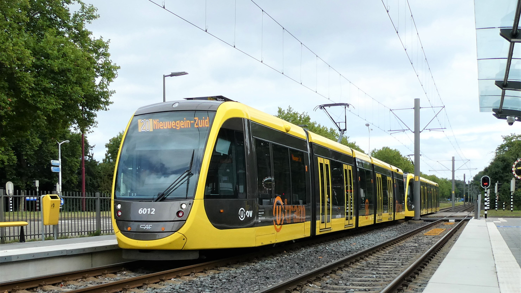 Gele tram van U-OV rijdt halte Batau-Noord binnen