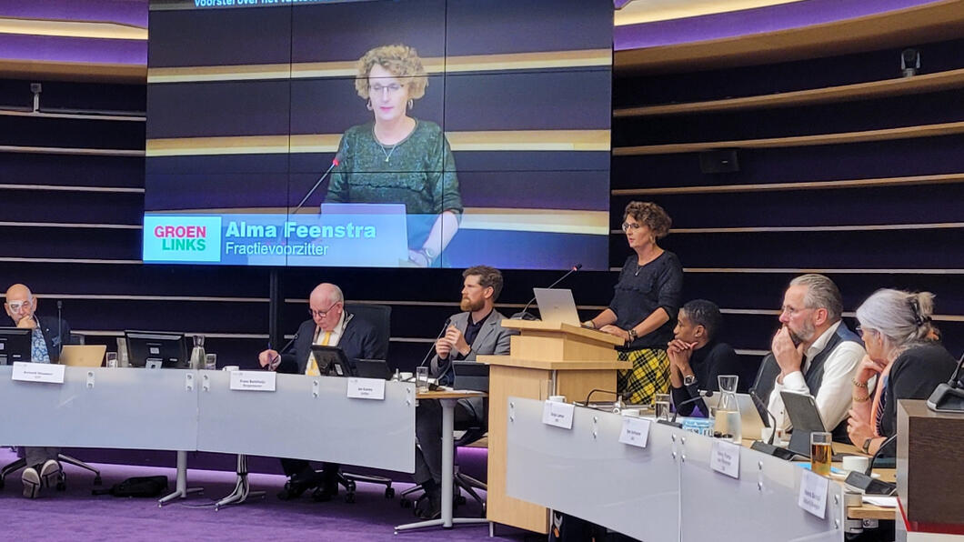 Alma Feenstra spreekt de raad toe vanachter het spreekgestoelte