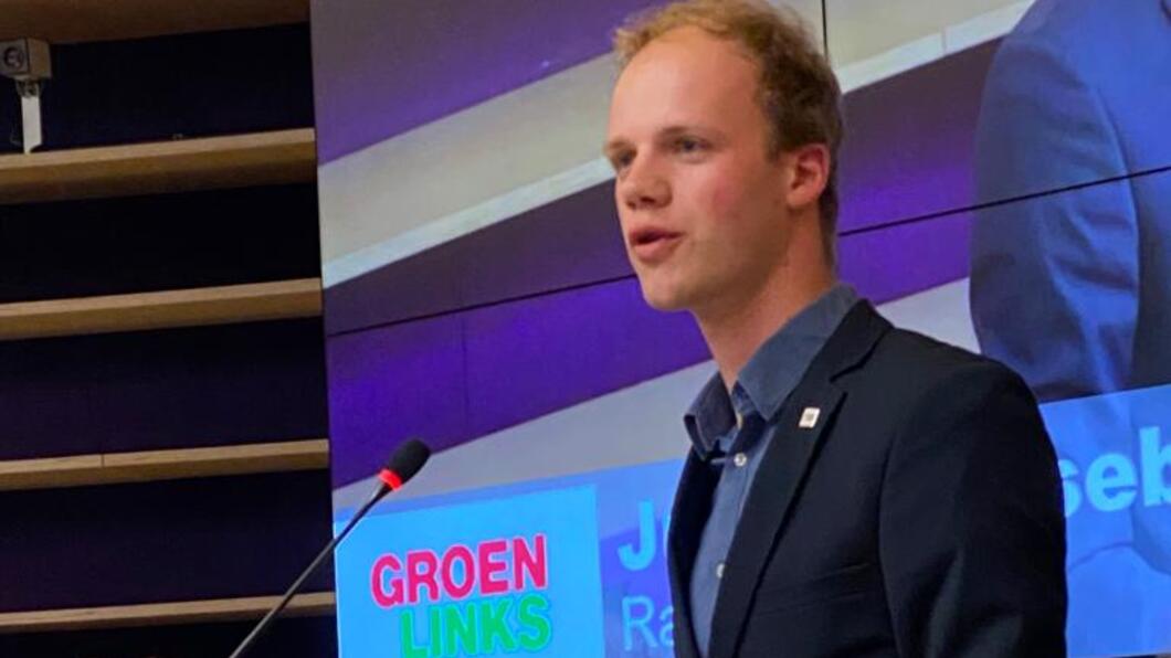 Julian Vosseberg spreekt de gemeenteraad van Nieuwegein toe tijdens de vergadering