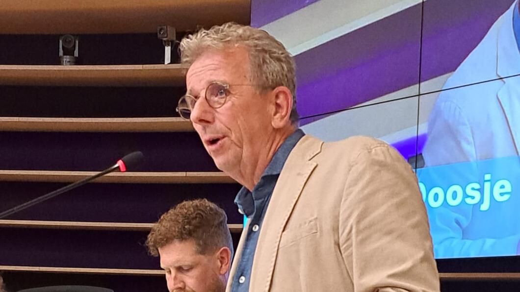 Jelle Doosje spreekt de nieuwegeinse gemeenteraad toe
