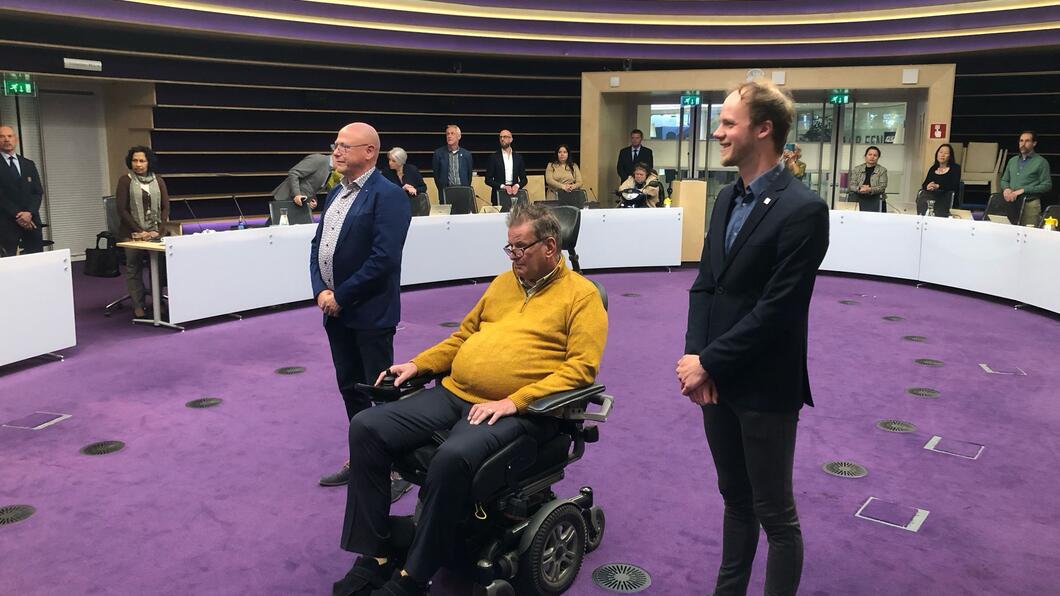 Van links naar rechts: Dirk de Knecht, Eric Spooren en Julian Vosseberg tijdens de vergadering van de raad van Nieuwegein.