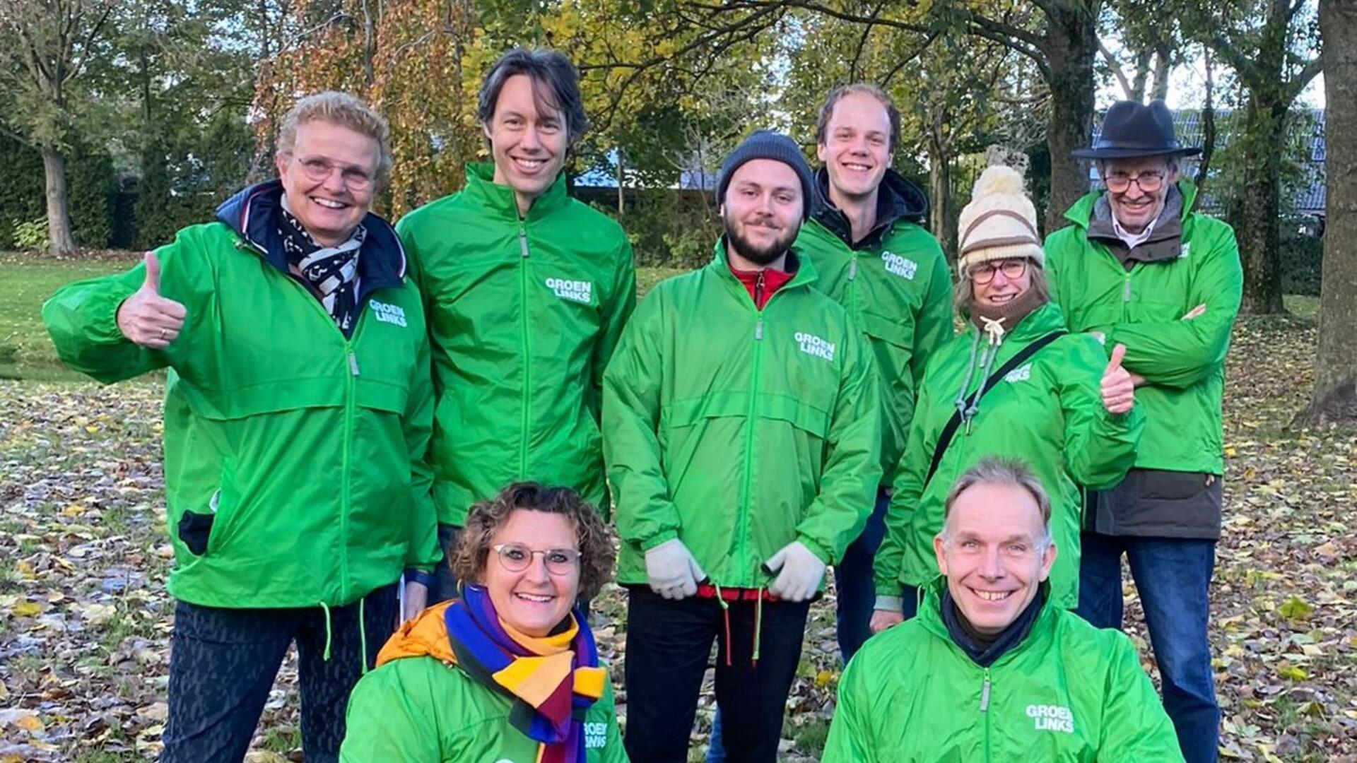 GroenLinks-leden in groene jas in de wijk Wijkersloot in Nieuwegein