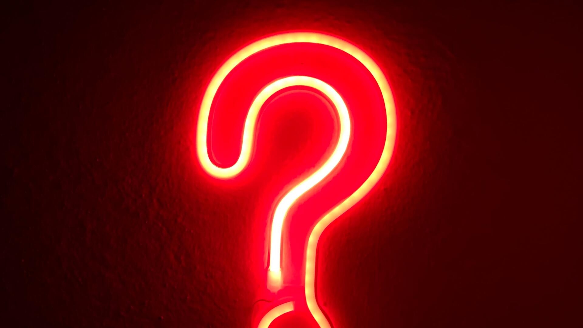 Foto van een vraagteken in rode neon