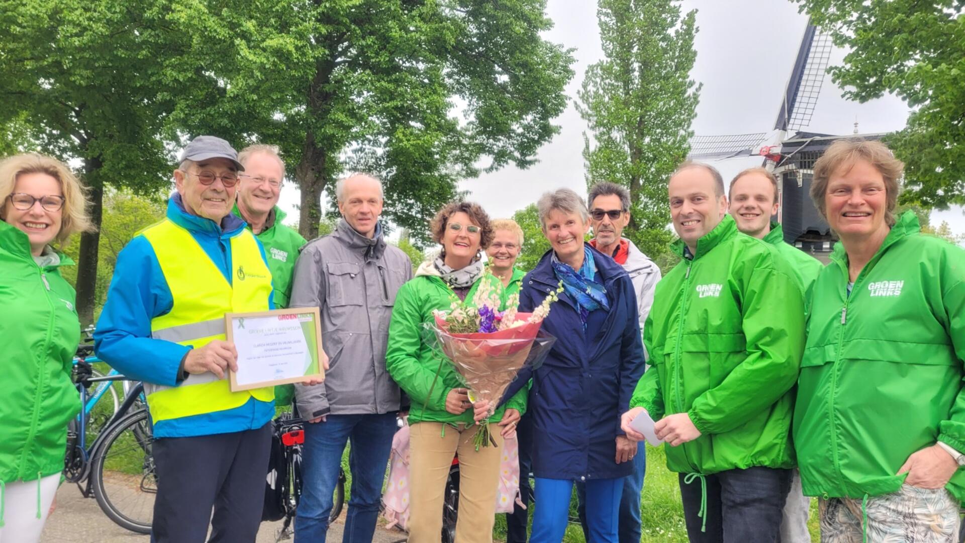 De GroenLinks-afdeling staat met groene jasjes bij Park Oudegein samen met de vrijwilligers van de fietsersbon