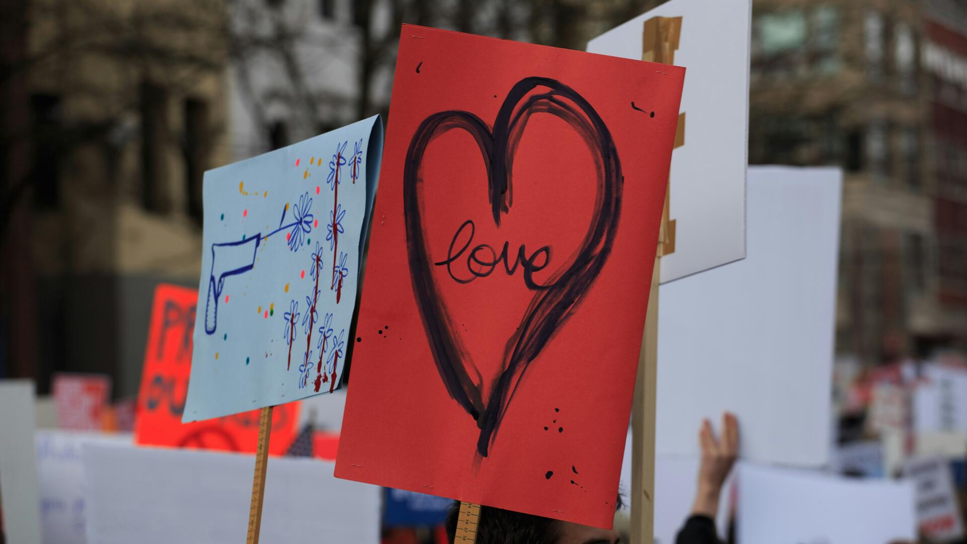 Foto van een spandoek met daarop het woord 'love' in een rood hart